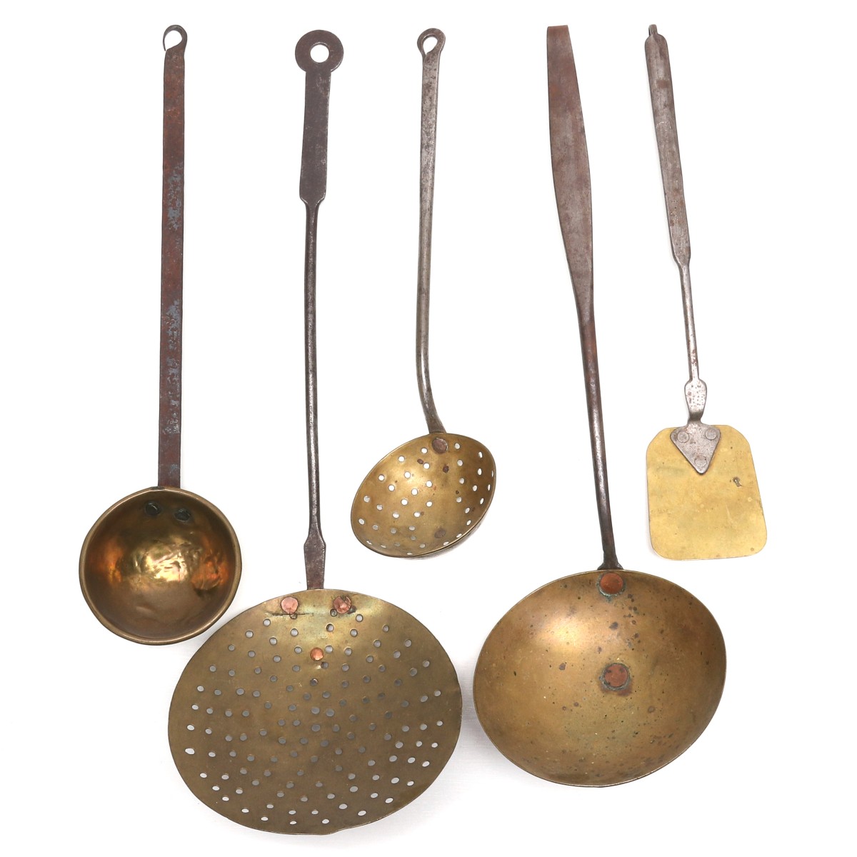 A COLLECTION OF 18TH/19TH CENTURY BRASS & IRON UTENSILS