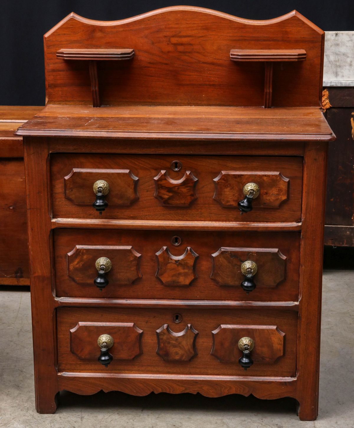 A 19TH CENTURY AMERICAN WALNUT THREE DRAWER CHEST