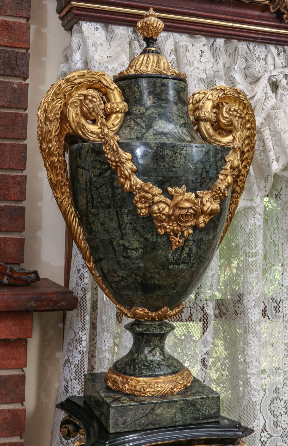 A PAIR LATE 20TH C. MARBLE VENEER AND COMPOSITE URNS