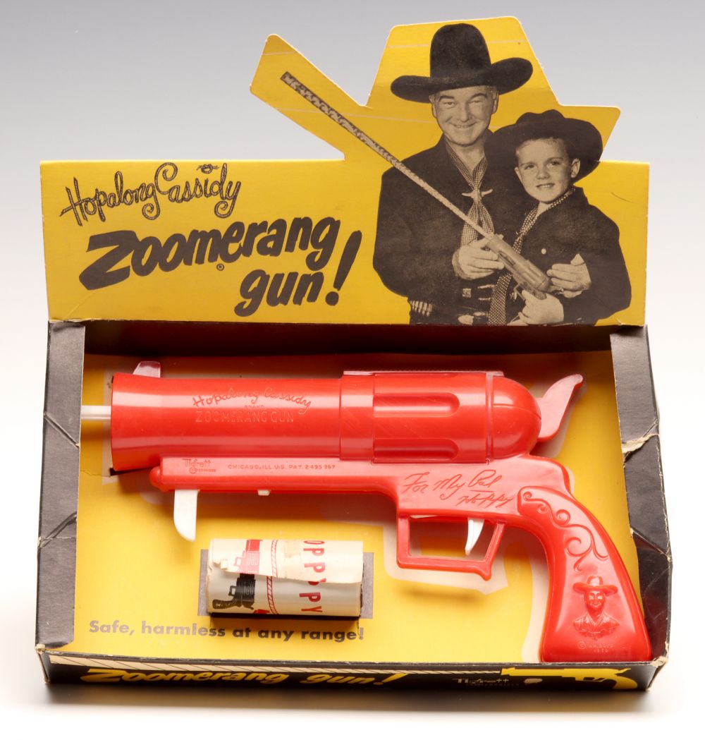 A HOPALONG CASSIDY ZOOMERANG GUN IN ORIGINAL DISPLAY