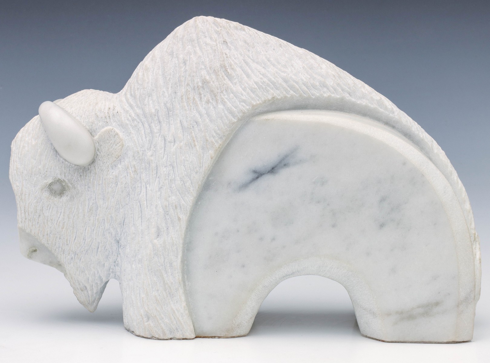 A LATE 20TH C. CARVED MARBLE BUFFALO SIGNED CLOUD EAGLE