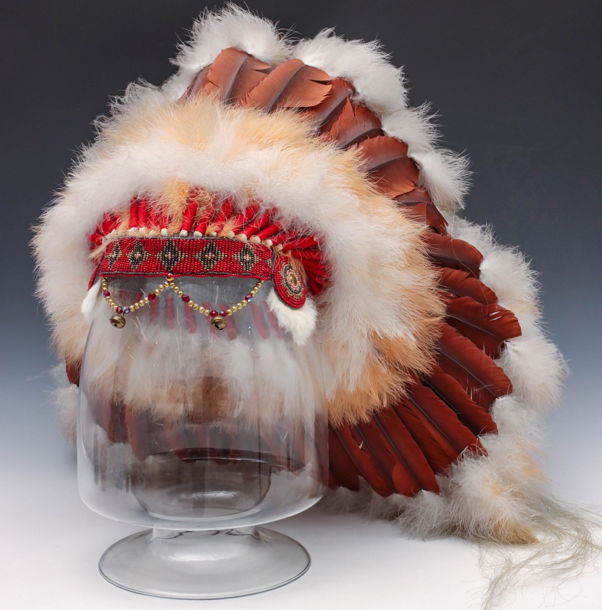 A DECORATIVE LATE 20TH CENTURY FEATHER HEADDRESS