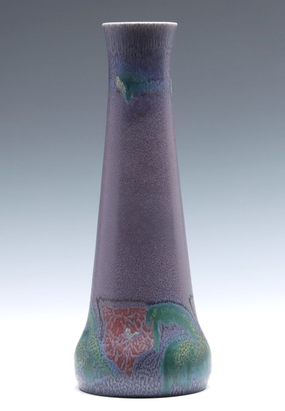 AN ELIZABETH LINCOLN 14-INCH ROOKWOOD MATTE FLORAL VASE