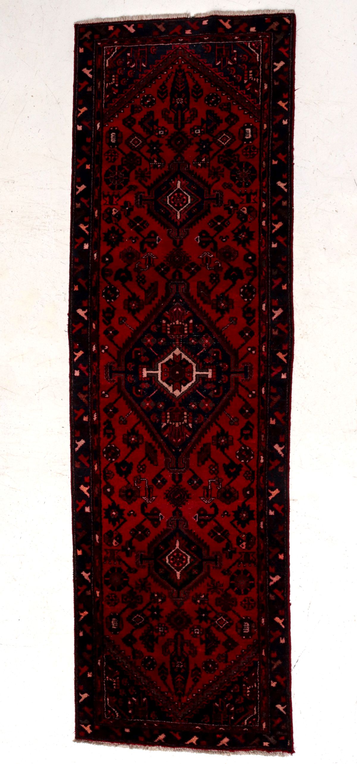 A LATE 20TH CENTURY HAND MADE PERSIAN HAMADAN RUNNER