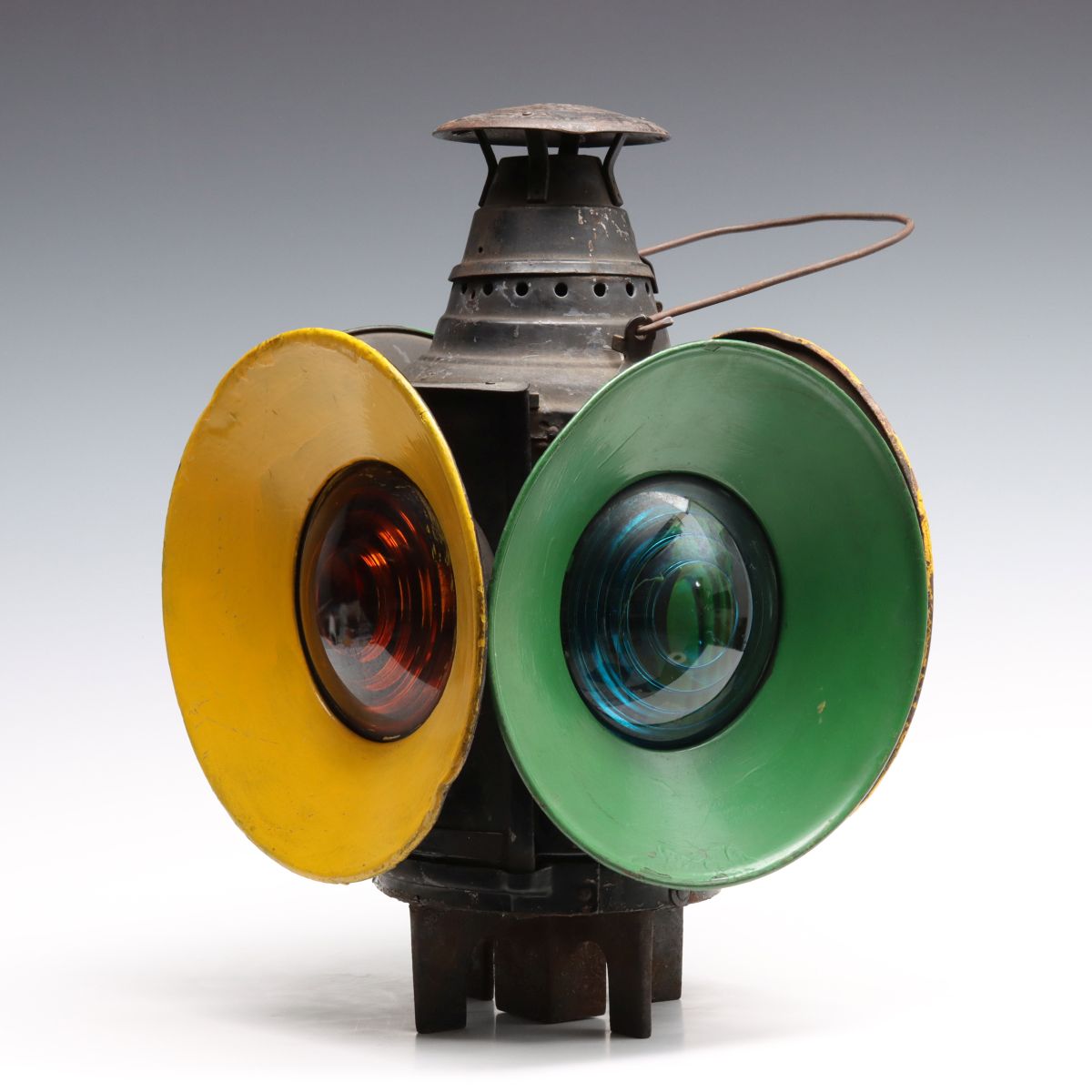 A RAILROAD SWITCH LAMP WITH PAINTED TARGETS