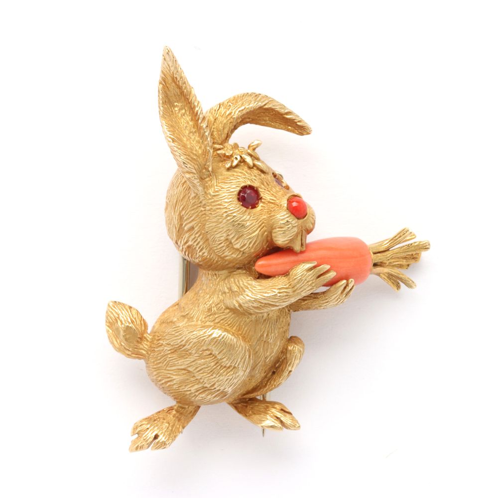 A CARTIER FRANCE SCULPTED 18K GOLD FIGURAL RABBIT PIN