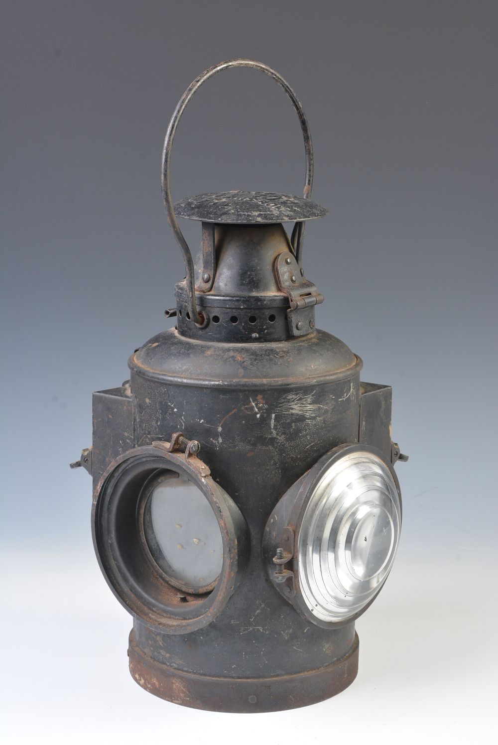 AN ADLAKE ROUND BODY LOCOMOTIVE CLASSIFICATION LAMP