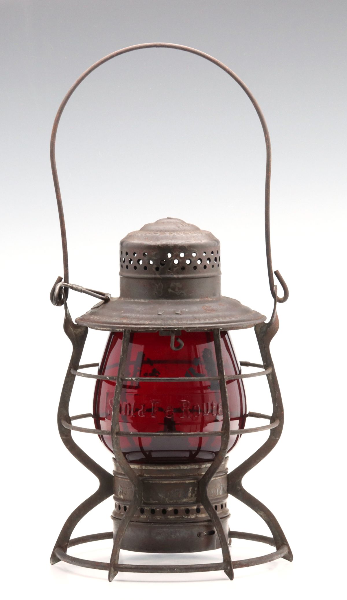 A TALL 'SANTA FE ROUTE' LANTERN W/RED BACKWARDS U GLOBE