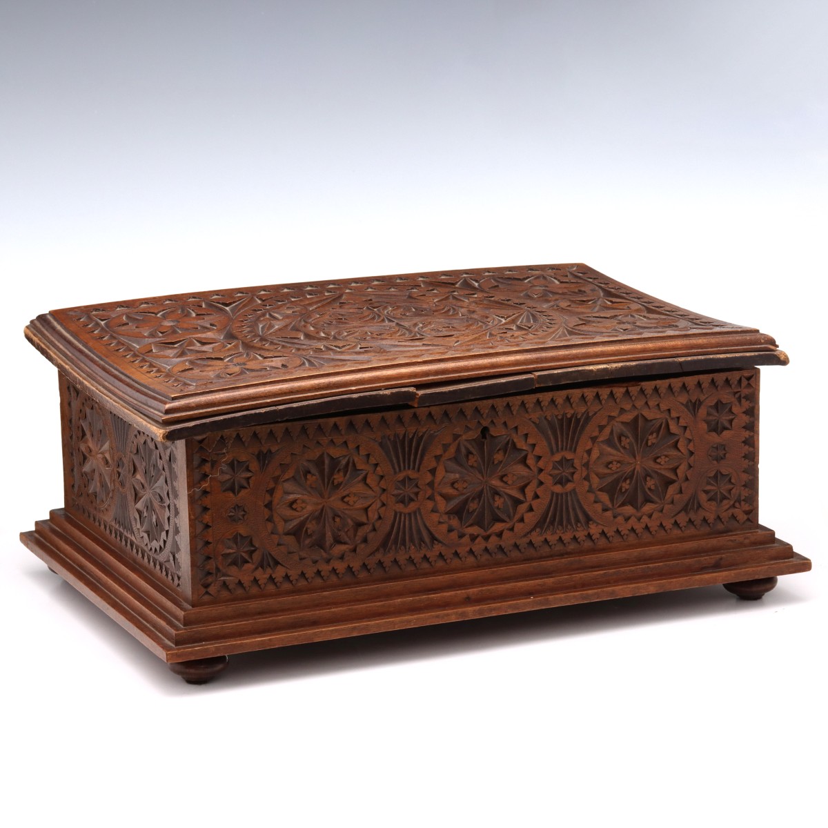 A 19TH C. CONTINENTAL BOX AND ROBYN NICHOLS JEWELRY