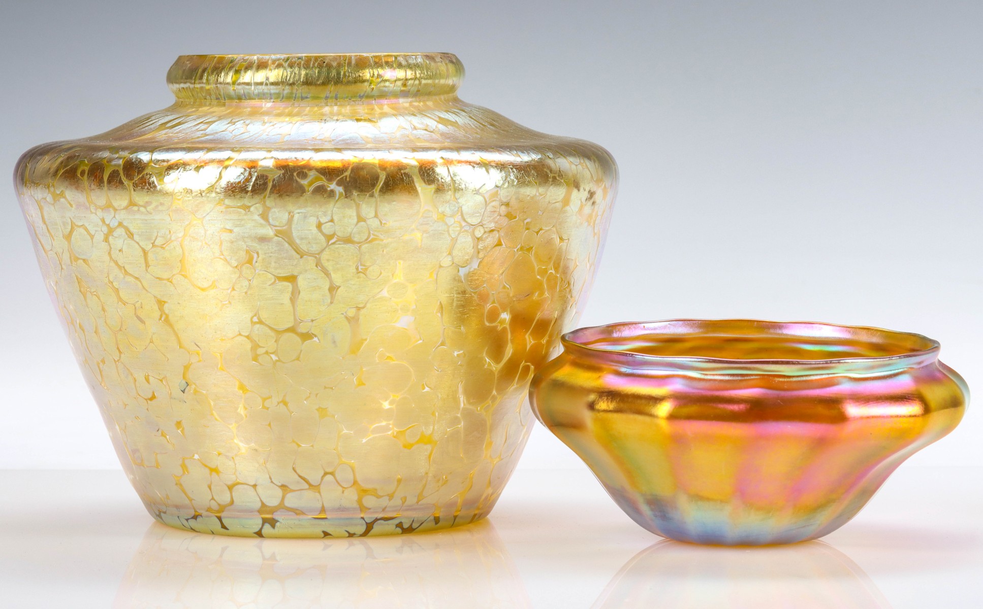 AN AUSTRIAN OIL SPOT VASE WITH QUEZAL ART GLASS BOWL