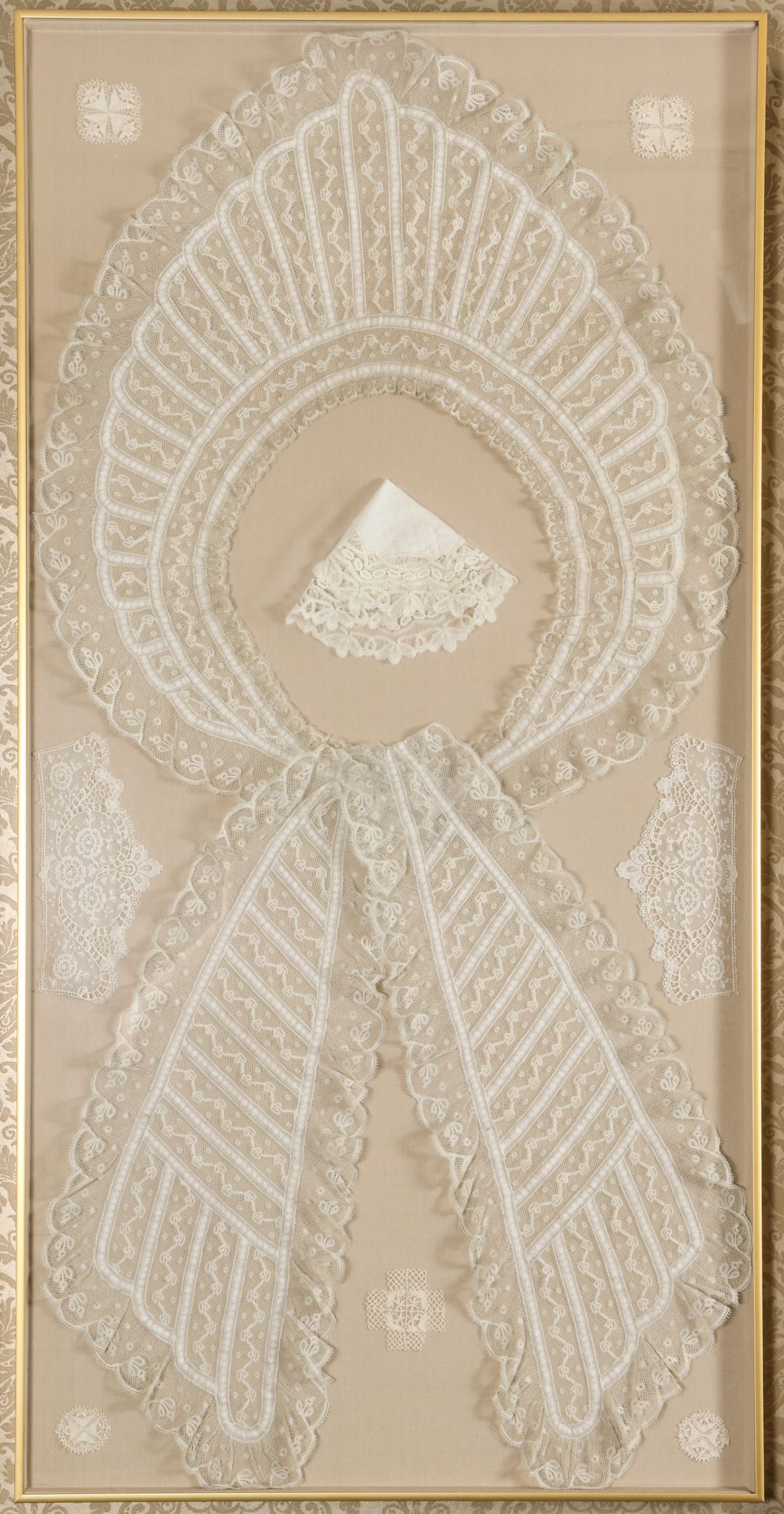 AN ELABORATE EDWARDIAN LACE COLLAR