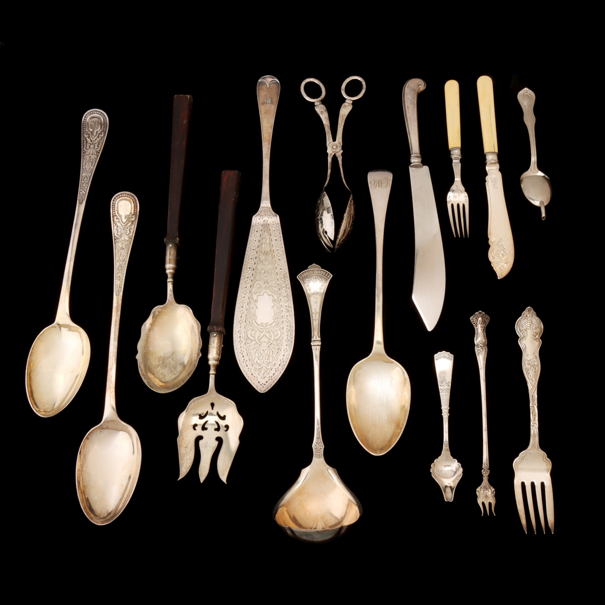 AN ESTATE COLLECTION OF SILVER PLATED SERVING PIECES
