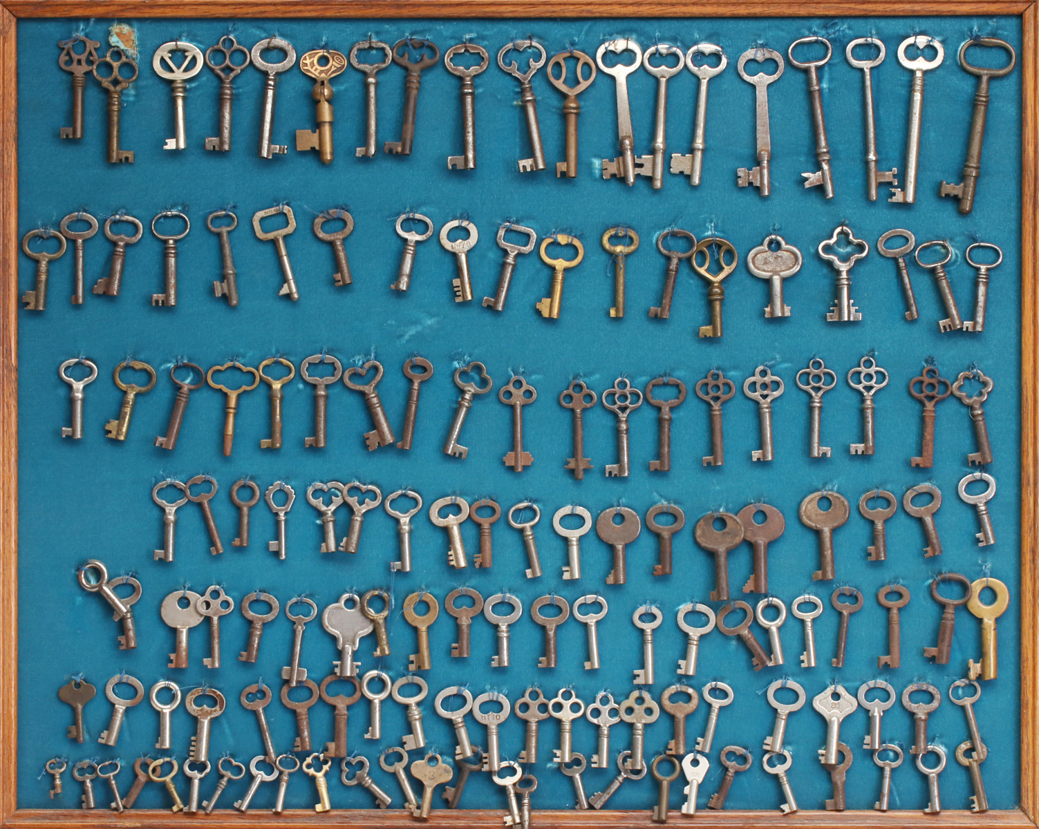 A COLLECTION OF 149 LATE 19TH / EARLY 20TH CENTURY KEYS