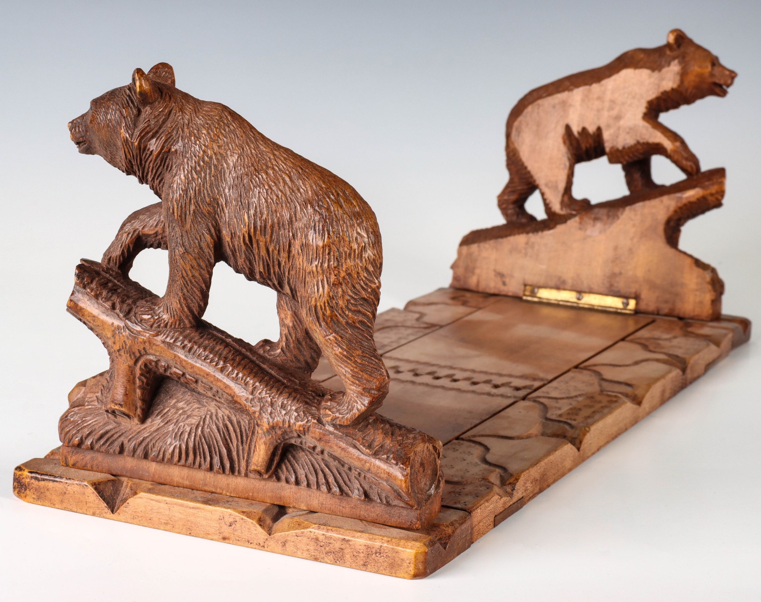 AN EARLY 20TH C BLACK FOREST BOOK STAND WITH BEARS