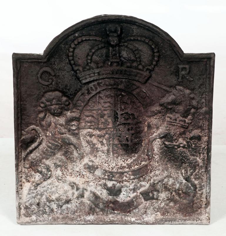 A REPRODUCTION ENGLISH CAST IRON FIRE BACK 