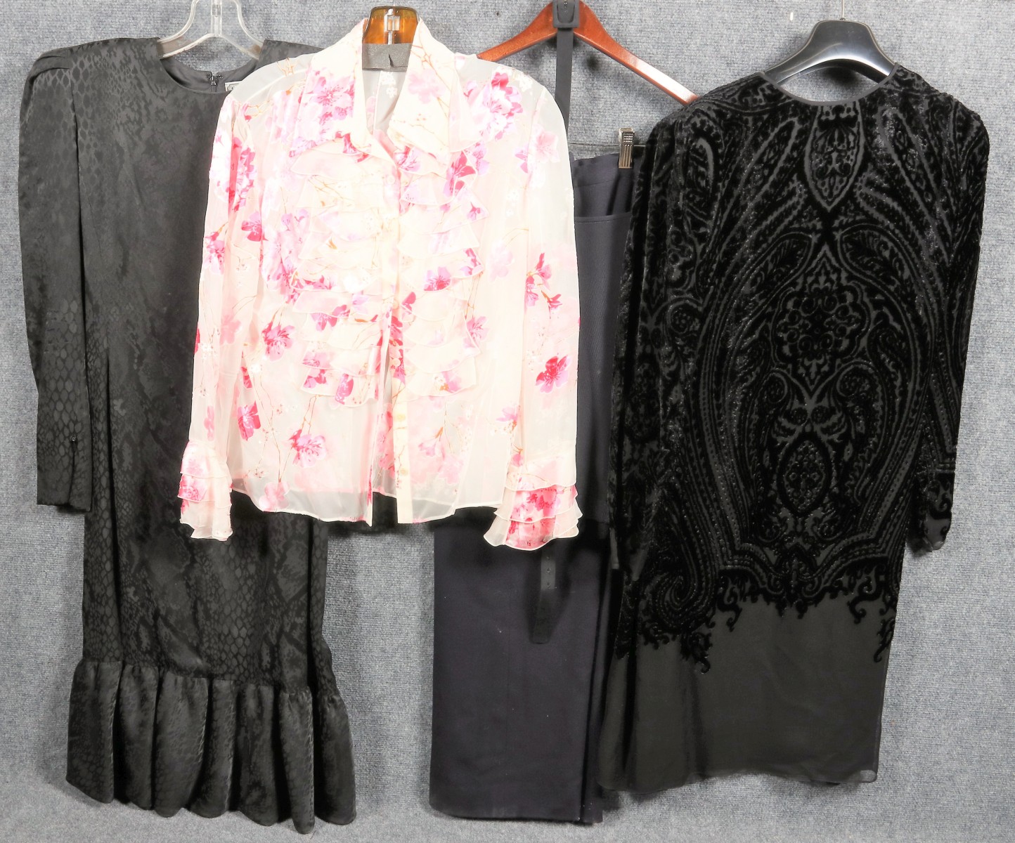 OSCAR DE LARENTA, HERRERA, AKRIS