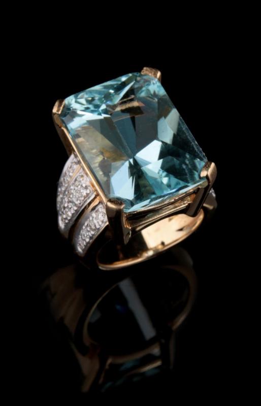 A LARGE FINE 14K AQUAMARINE AND DIAMOND RING 