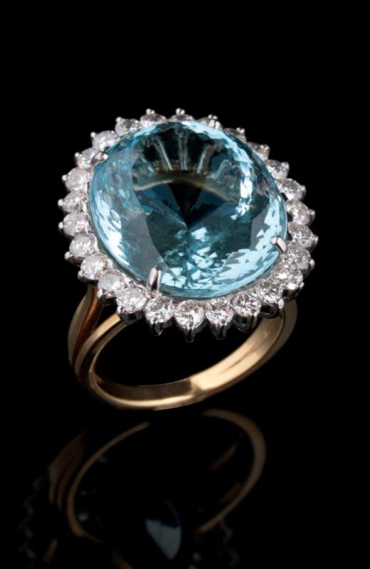 A 14K OVAL AQUAMARINE AND DIAMOND RING