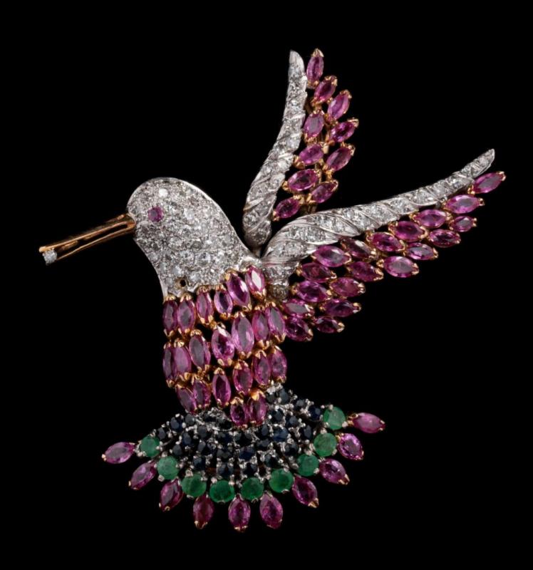 A GEMSTONE SET 14K GOLD FIGURAL HUMMINGBIRD BROOCH 