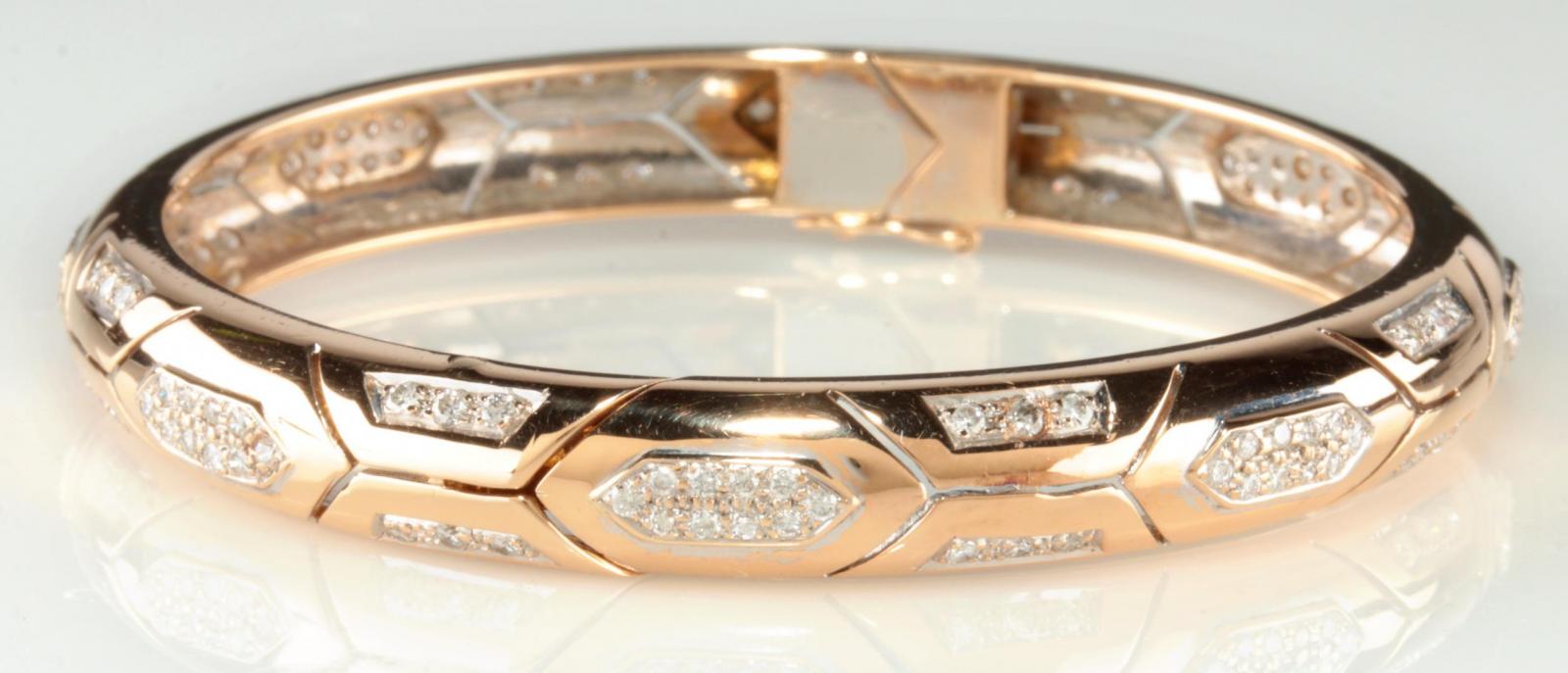 A 14K GOLD AND DIAMOND BANGLE BRACELET