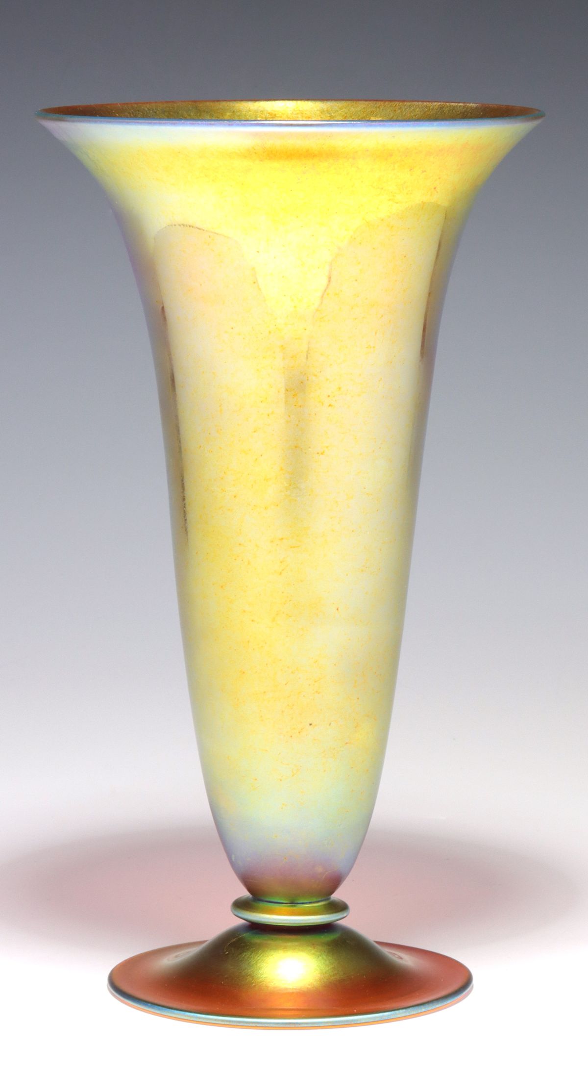 A GOLD AURENE ART GLASS VASE SIGNED STEUBEN