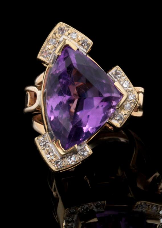 A 14K GOLD TRILLION CUT AMETHYST AND DIAMOND RING 