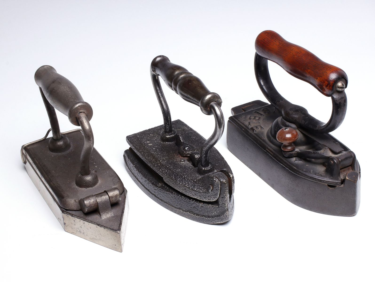 UNUSUAL 19TH C. COMBINATION FLUTING AND PRESSING IRONS