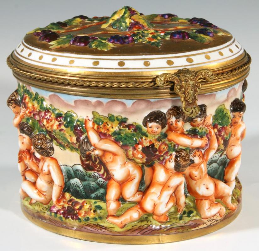 A FRENCH PORCELAIN CAPODIMONTE STYLE BOX