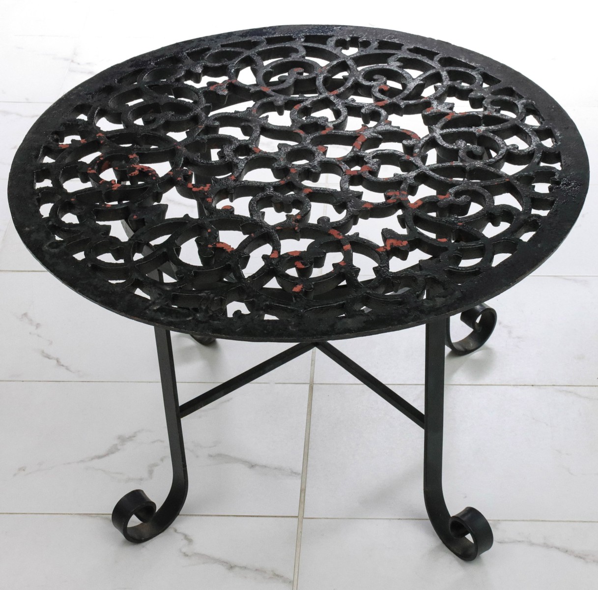 AN ORNATE CIRCULAR CAST IRON GRATE TOP GARDEN TABLE