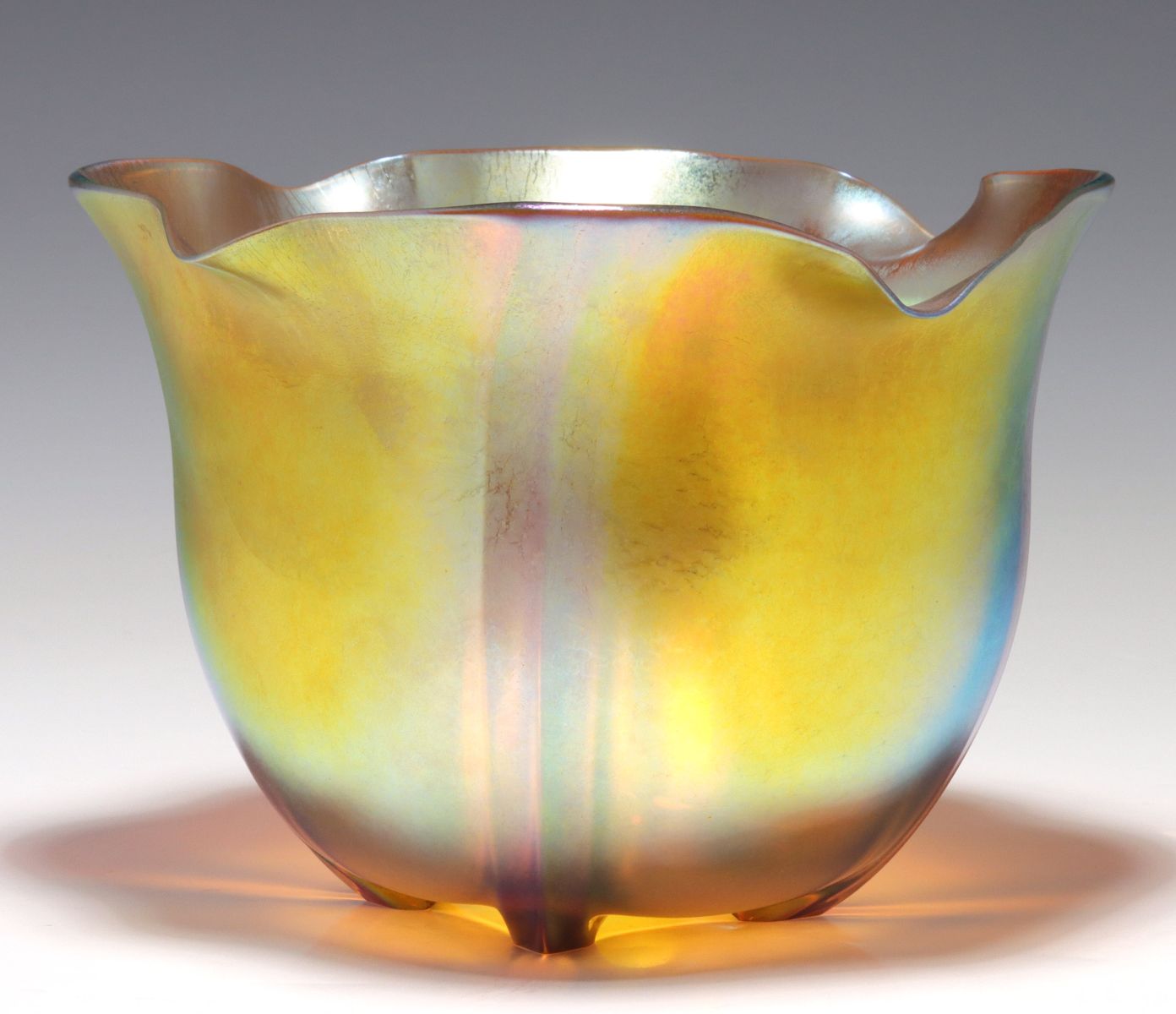 A GOLD AURENE ART GLASS VASE SIGNED STEUBEN