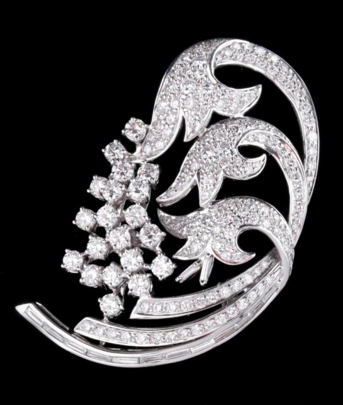 AN ELEGANT 18K WHITE GOLD AND DIAMOND BROOCH PIN