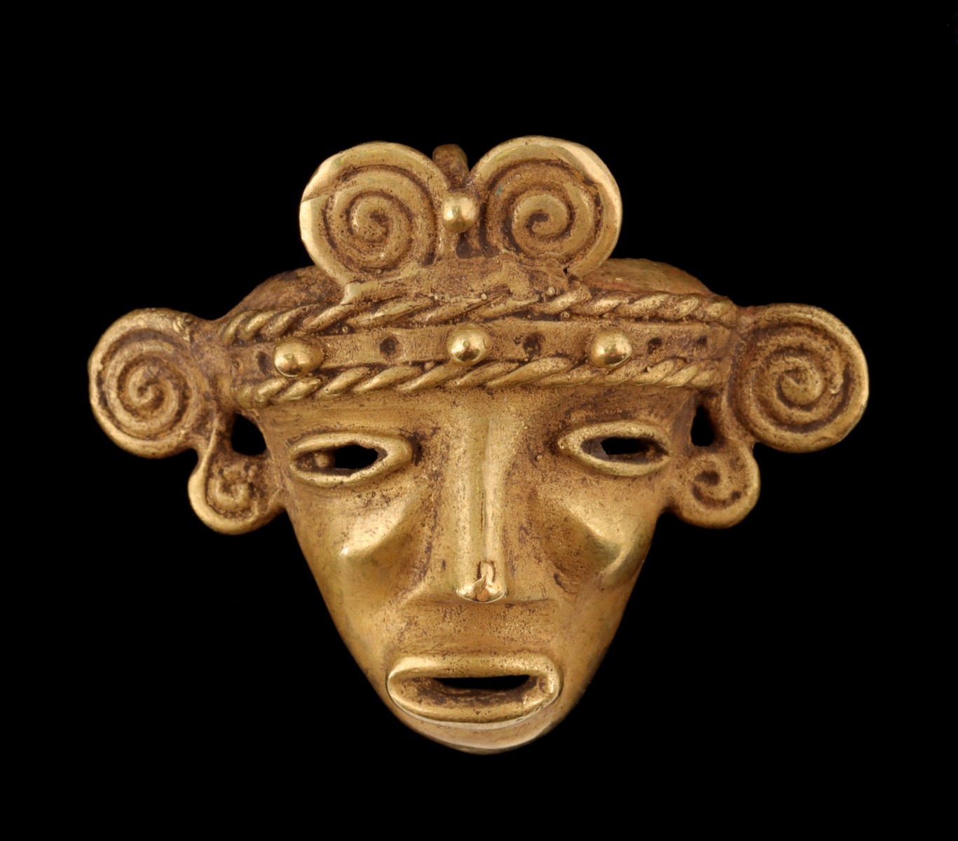 A PRE-COLUMBIAN STYLE 14K GOLD MASKETTE PENDANT