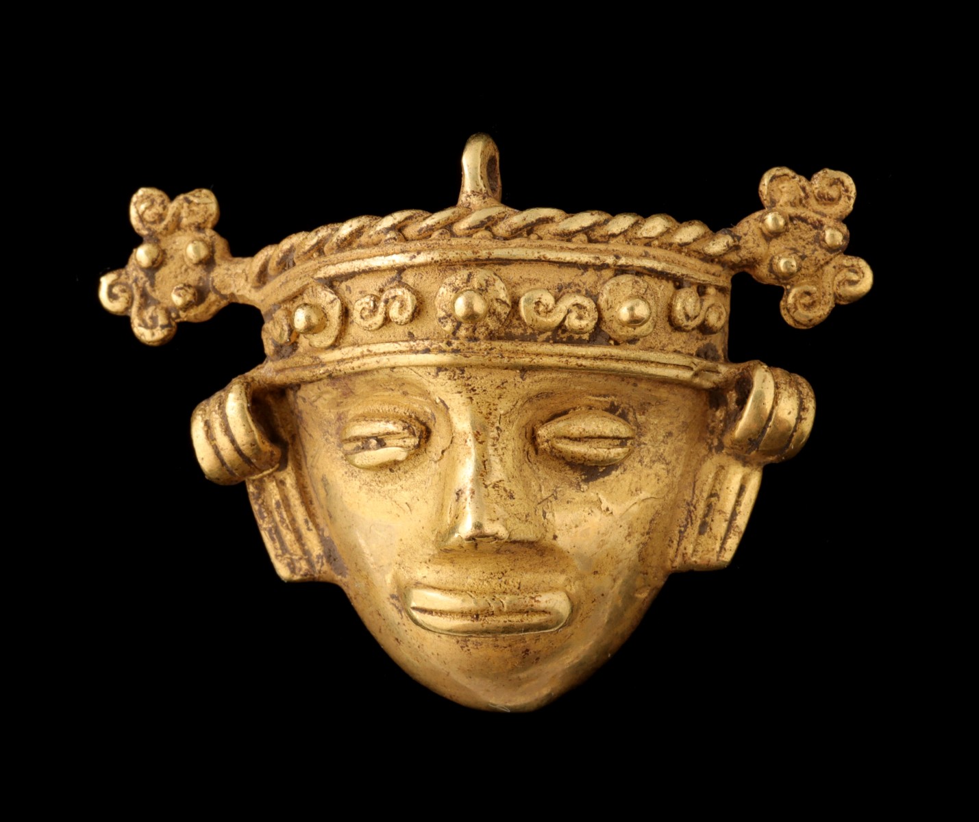 A PRE-COLUMBIAN STYLE 14K GOLD MASKETTE PENDANT