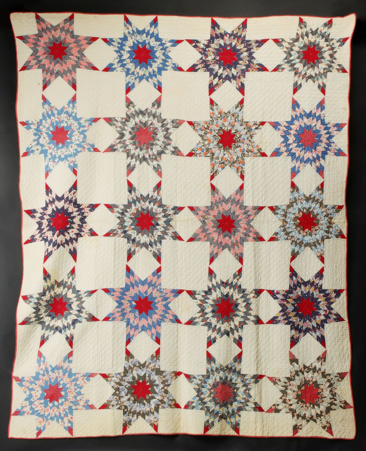 AN ANTIQUE 'HARVEST SUN' PATTERN QUILT