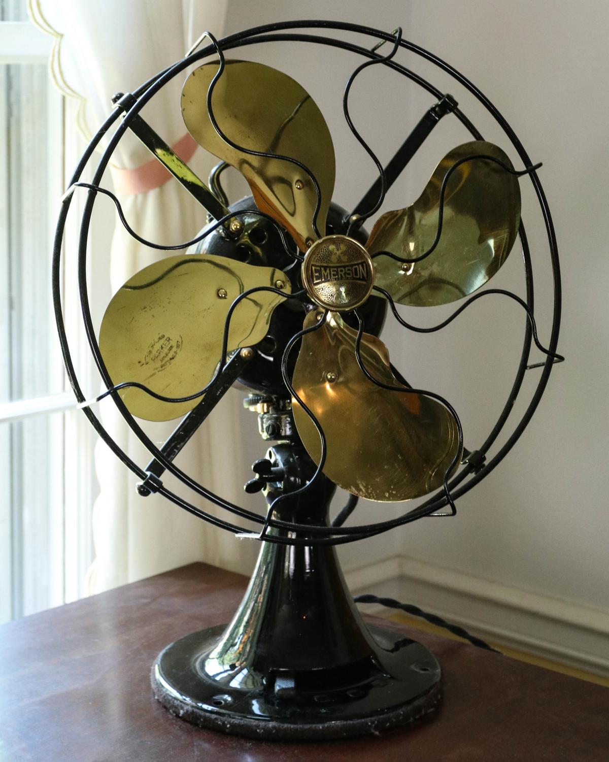 AN EARLY 20TH C. EMERSON BRASS BLADE ELECTRIC FAN