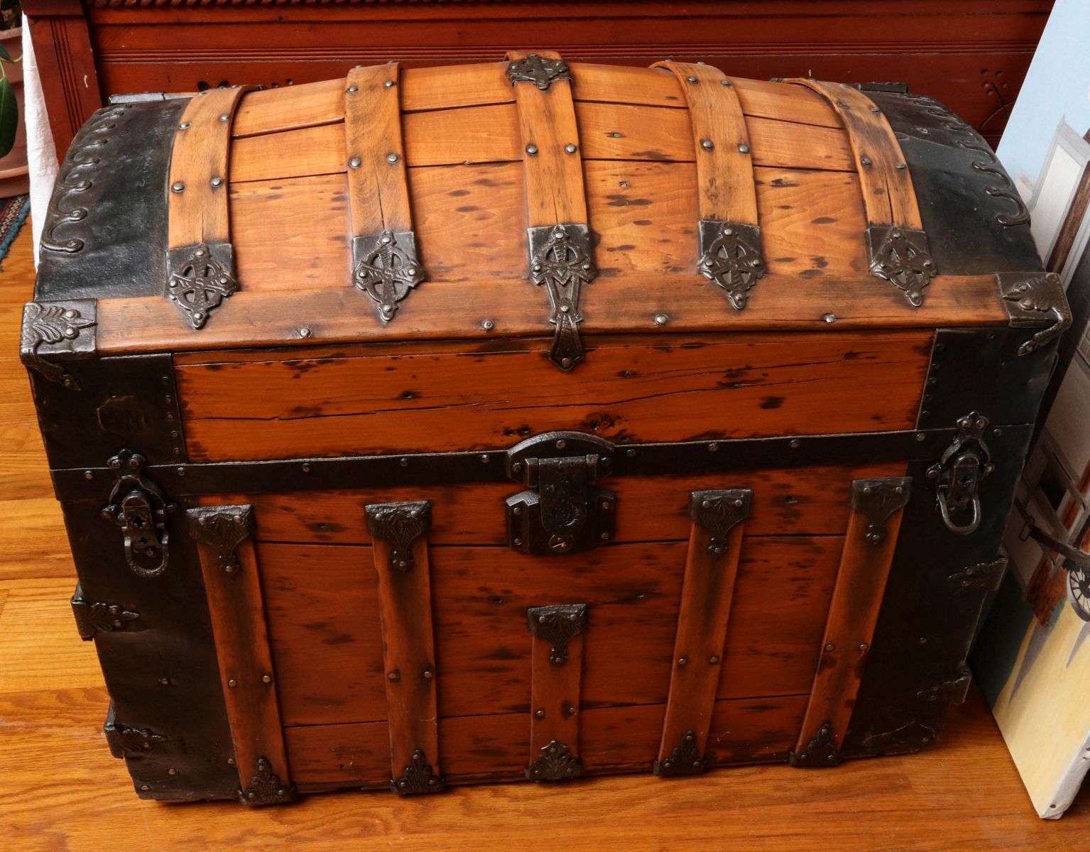 A 19TH C. 'HUMP BACK' TRAVEL TRUNK