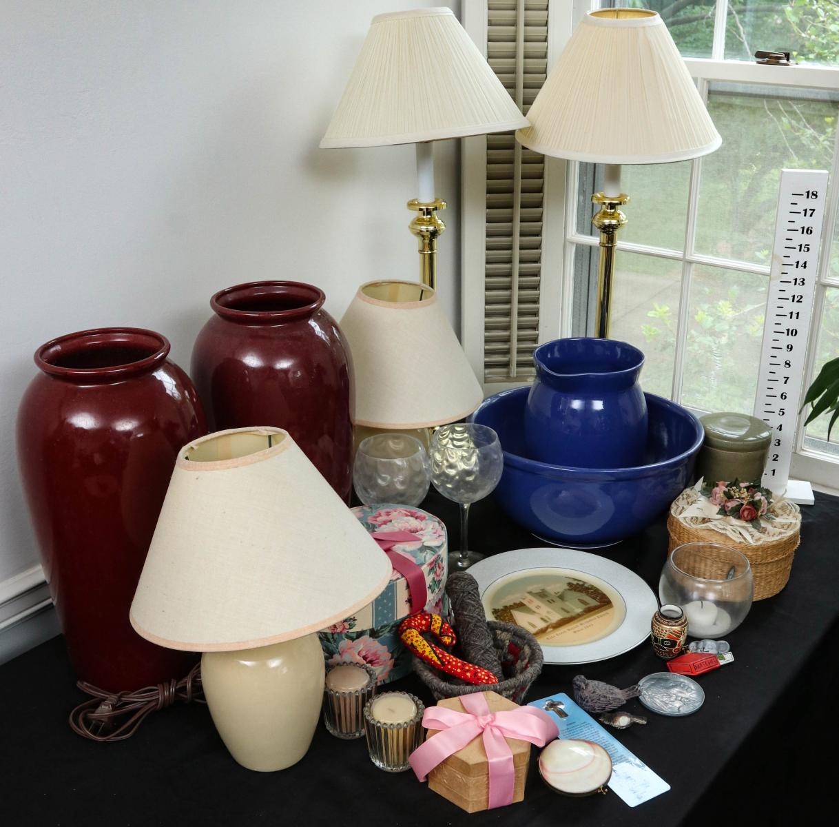 WASH STAND SET AND DECORATIVE OBJECTS