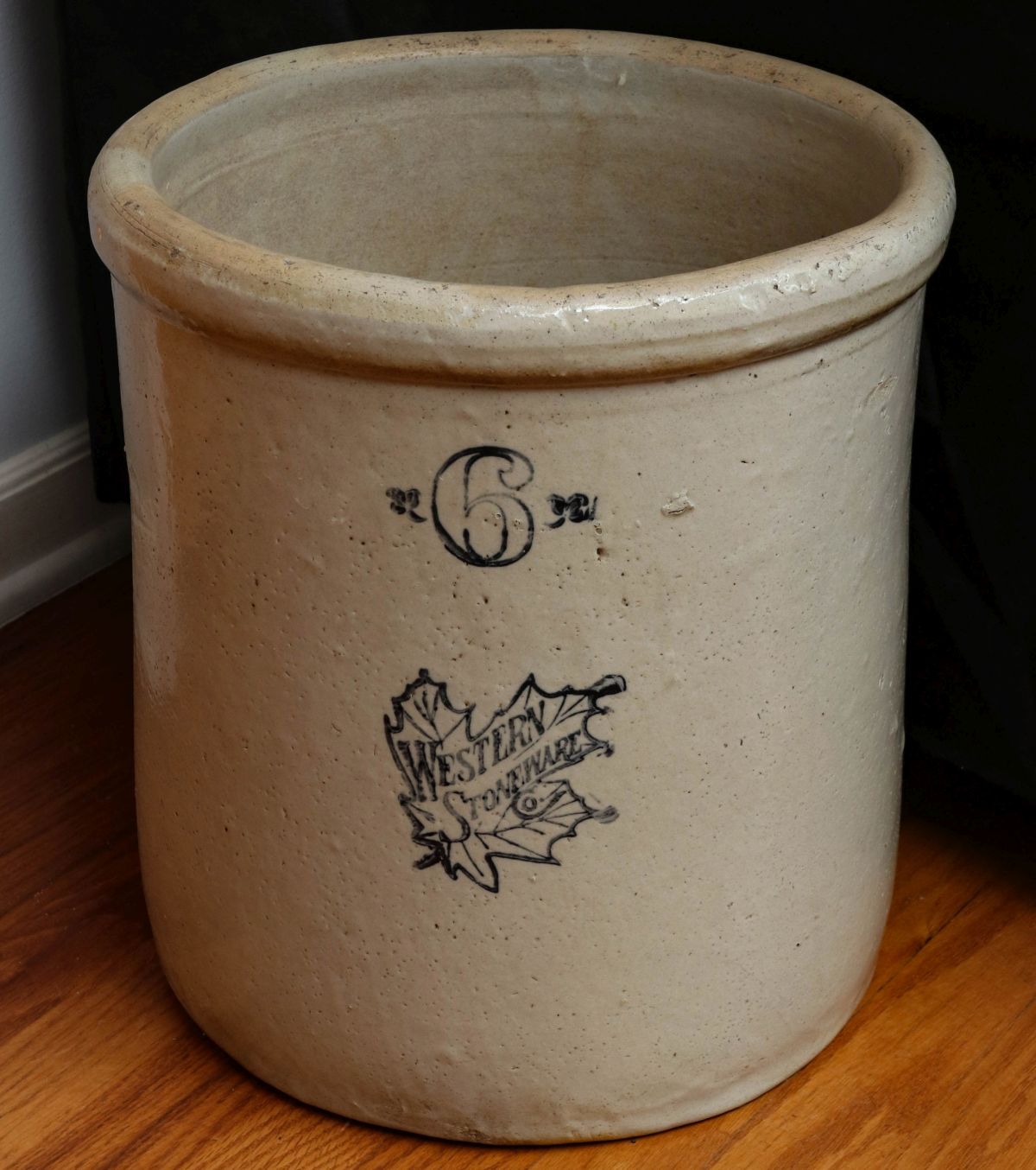 A 6 GALLON WESTERN STONEWARE CROCK