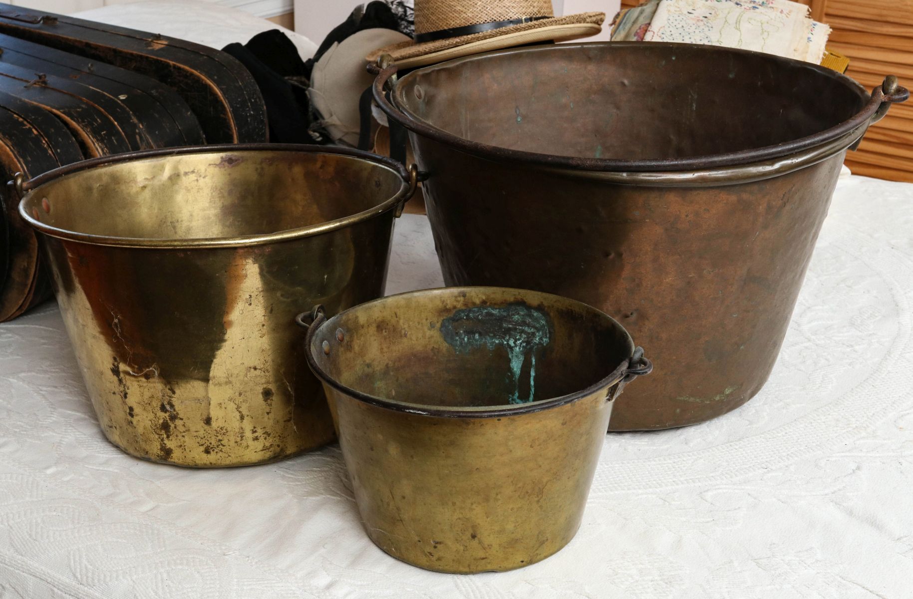 THREE 19TH CENTURY AMERICAN BRASS KETTLES