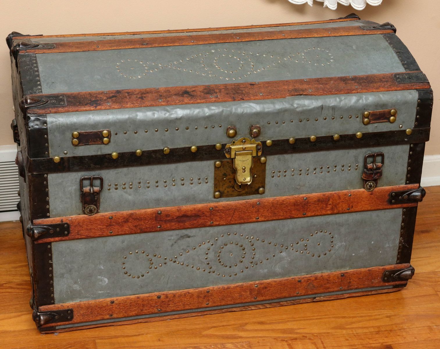 AN UNUSUAL 19TH CENTURY AMERICAN TRAVEL TRUNK