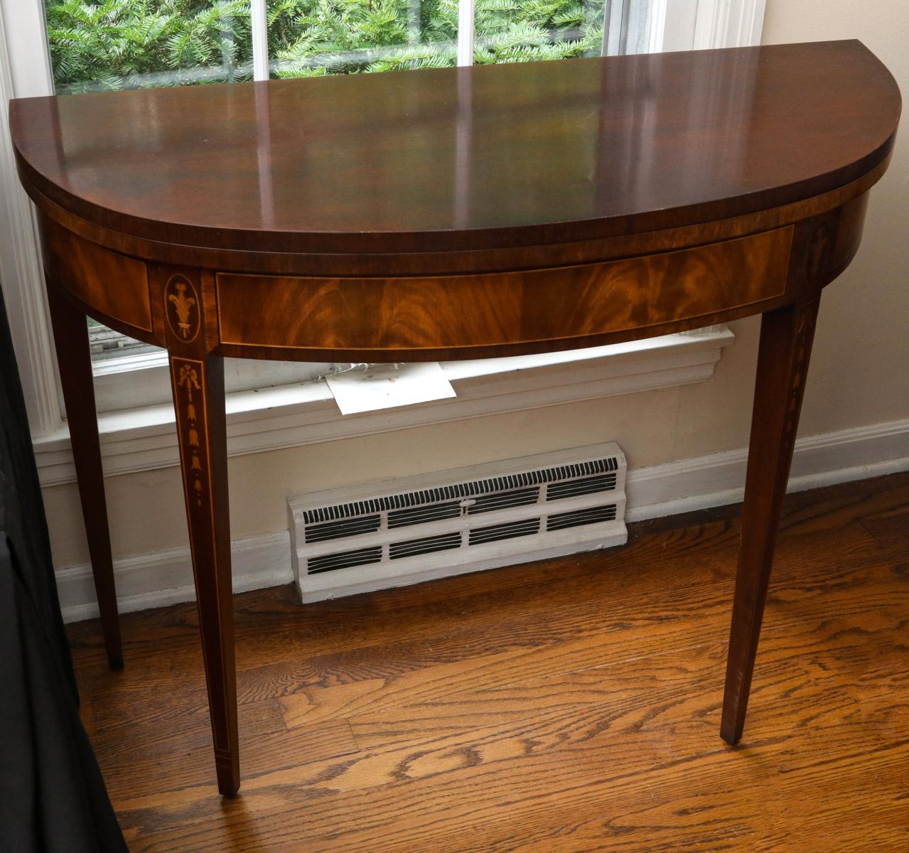 AN EARLY 20C INLAID HEPPLEWHITE FLIP TOP TABLE