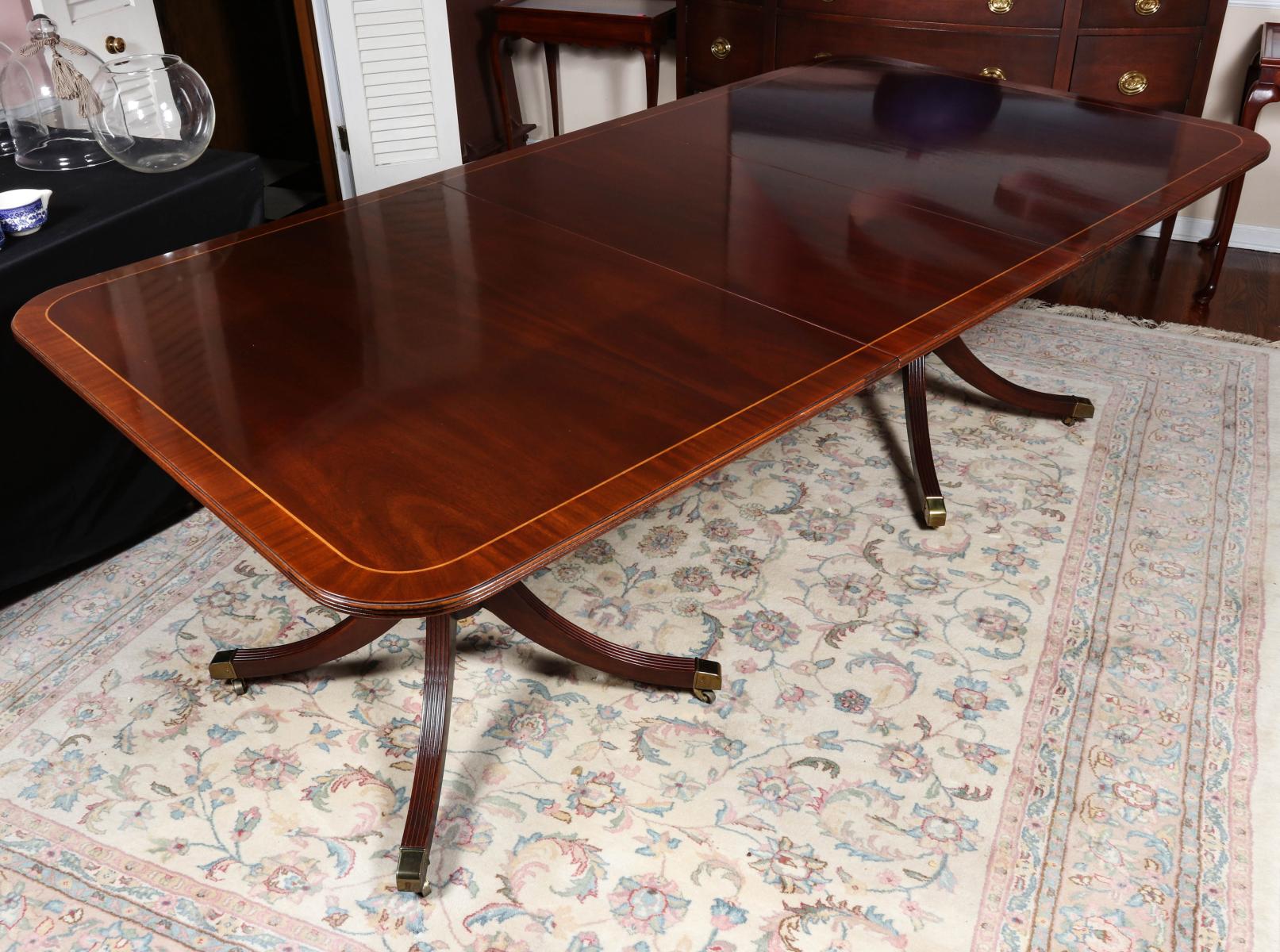 A BAKER REGENCY STYLE DOUBLE PEDESTAL DINING TABLE