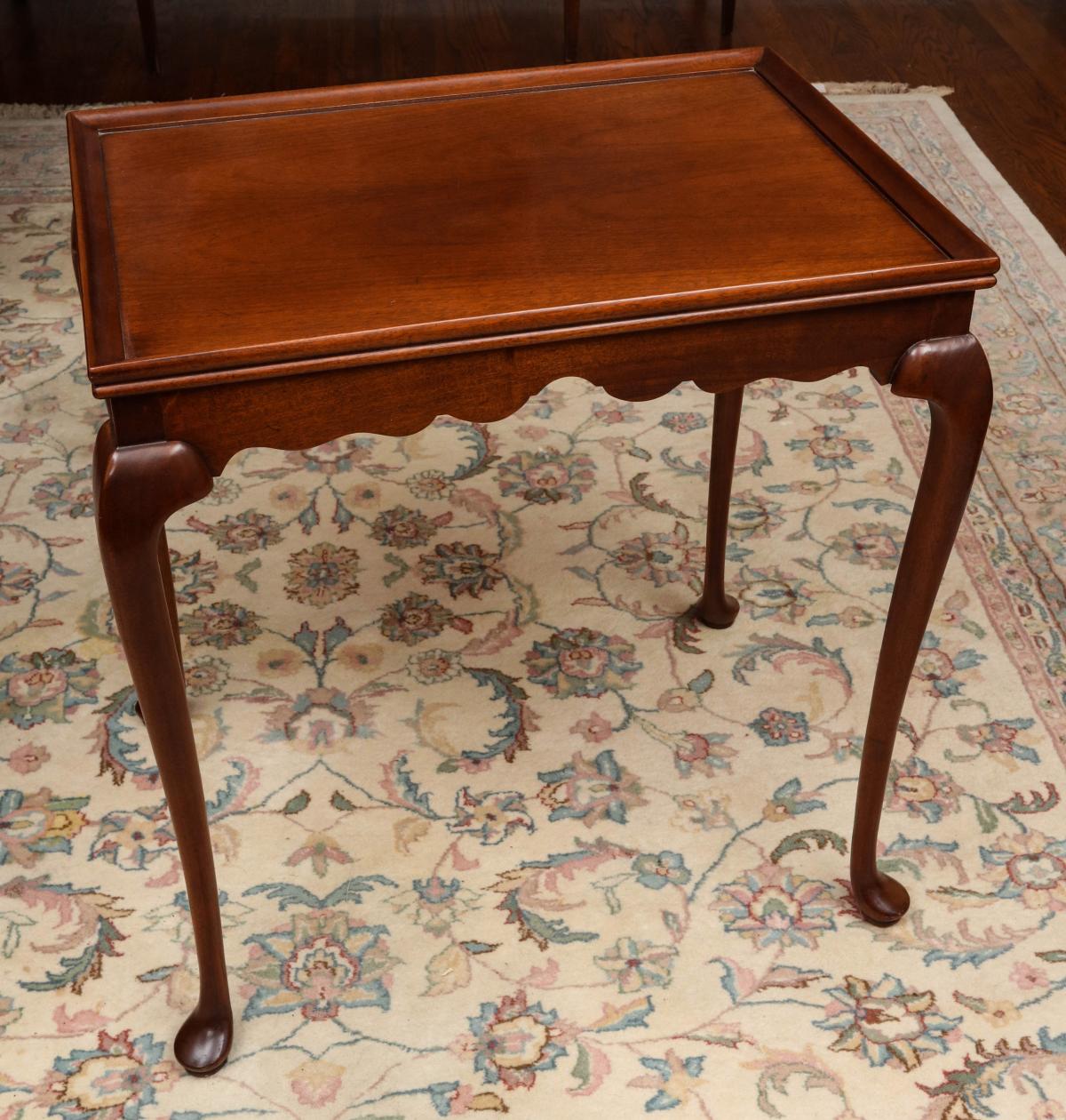 A LATE 20TH C. QUEEN ANNE DISH TOP TEA TABLE