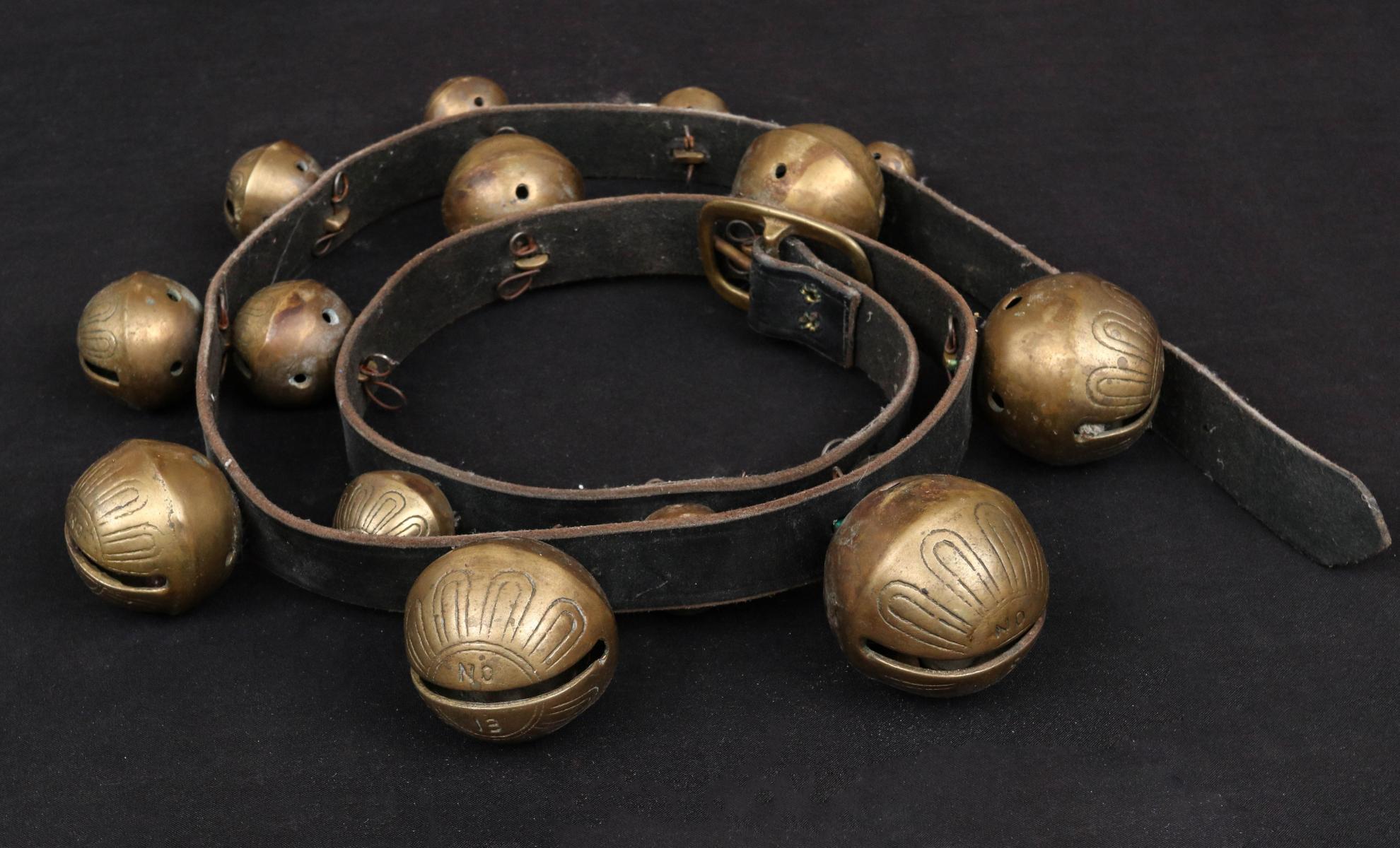 A GOOD ORIGINAL 1890S STRAP OF BRASS SLEIGH BELLS