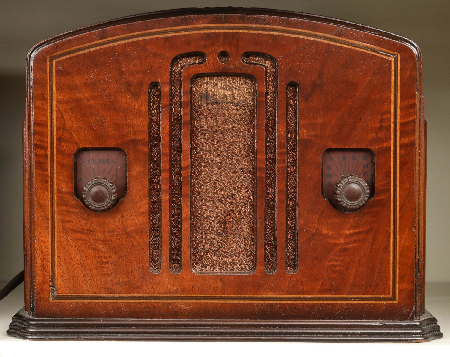 A 1930s PHILCO WOOD CASE TABLE TOP RADIO