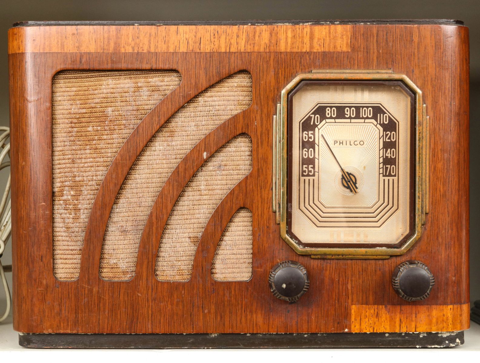 A 1930s PHILCO WOOD CASE TABLE TOP RADIO