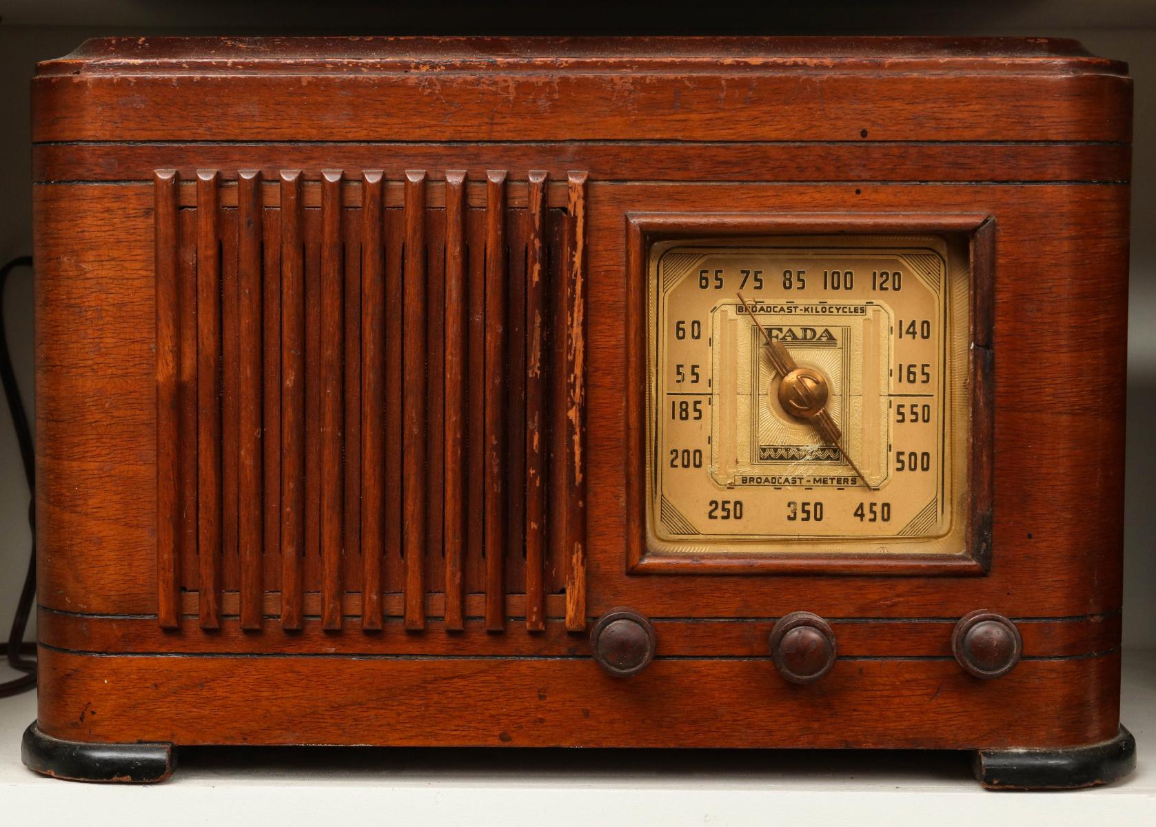 A 1930s WOOD CASE TABLE TOP RADIO