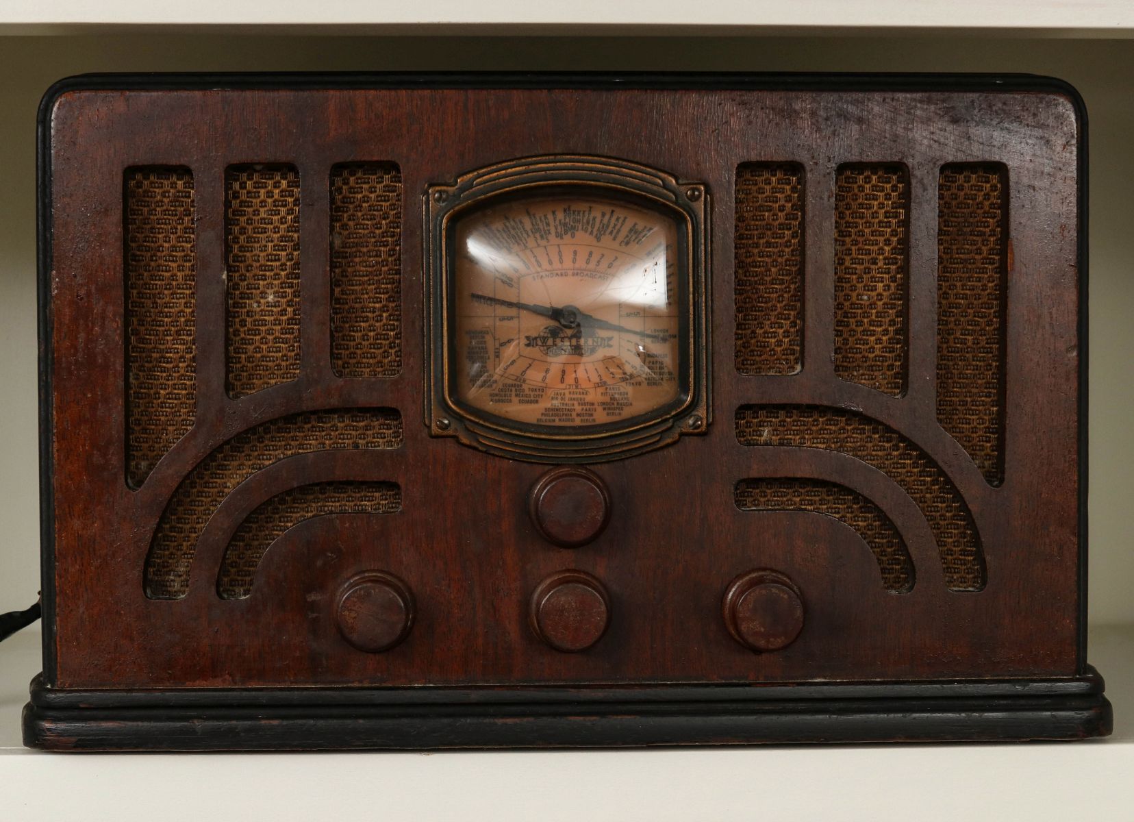 A 1930s WOOD CASE TABLE TOP RADIO