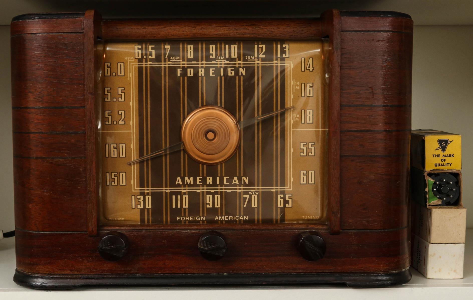 A 1930s WOOD CASE TABLE TOP RADIO