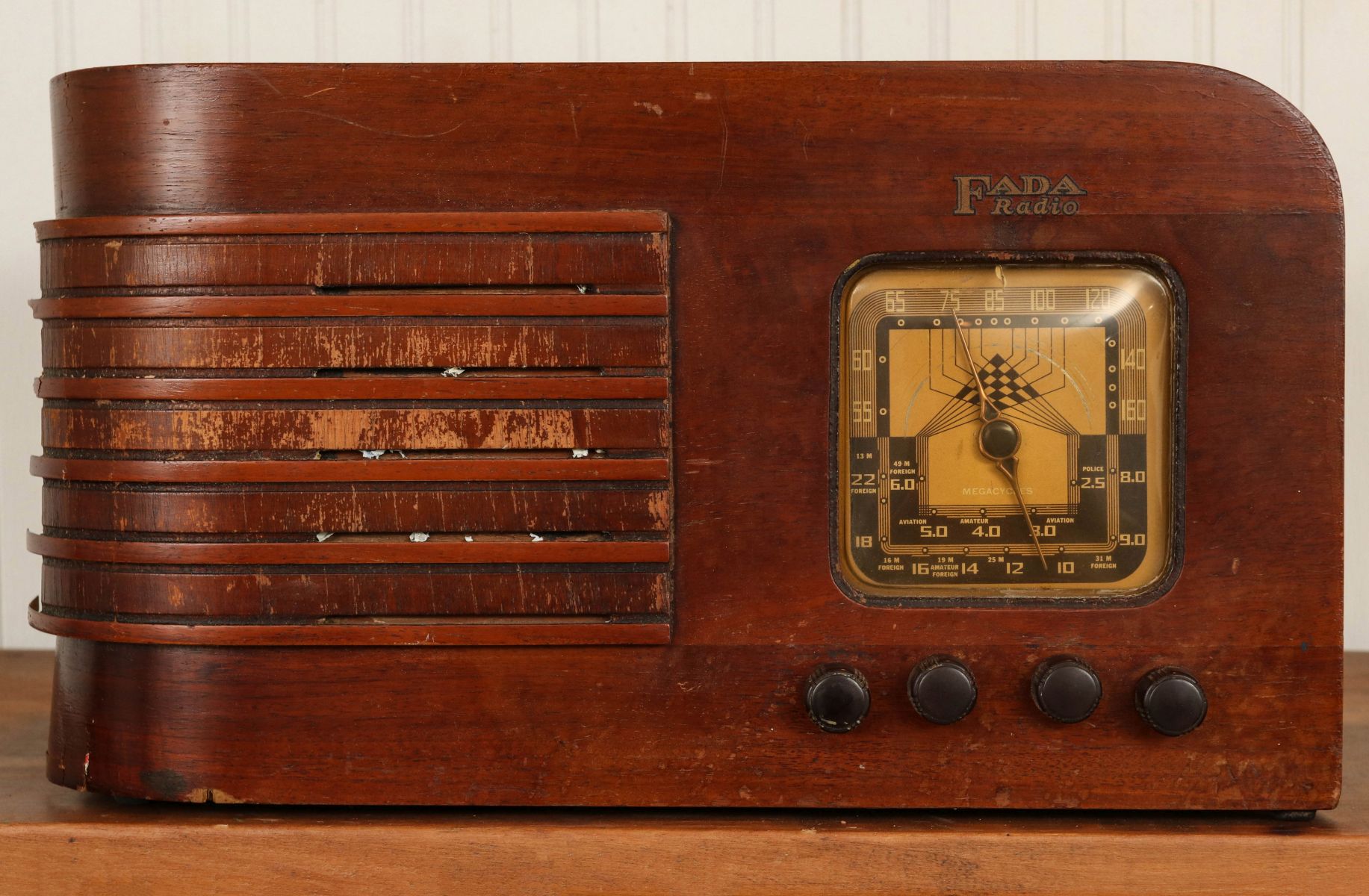 A 1930s WOOD CASE TABLE TOP RADIO